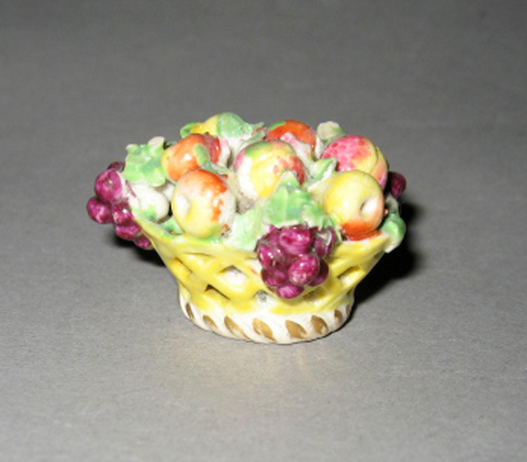 2003.0013.162 Miniature porcelain basket with modeled fruit