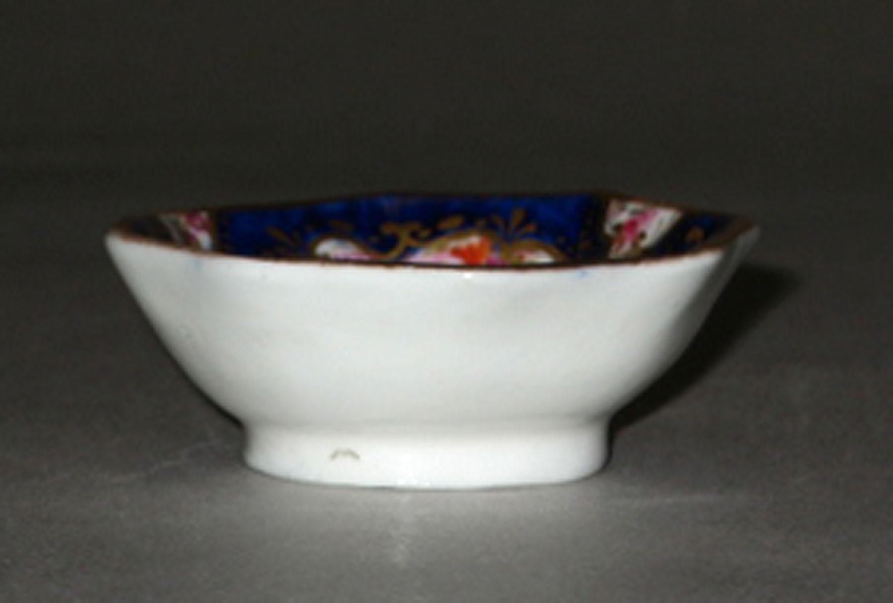 2003.0013.163 Porcelain dish (profile)