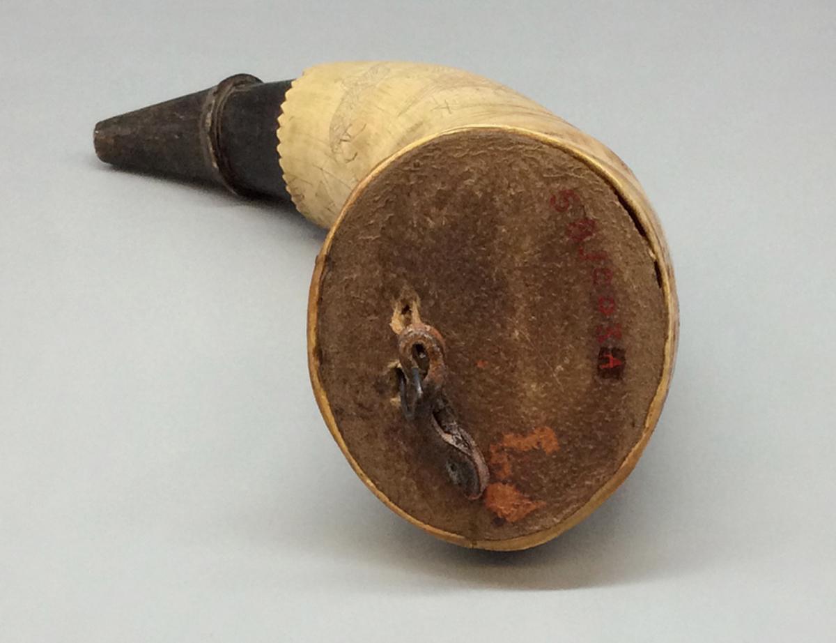 1958.1003 A Powder horn, view 5