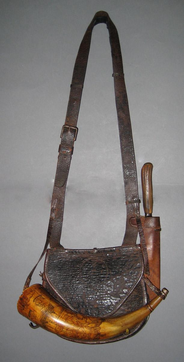 1958.1004 A-C Powder horn, pouch, knife