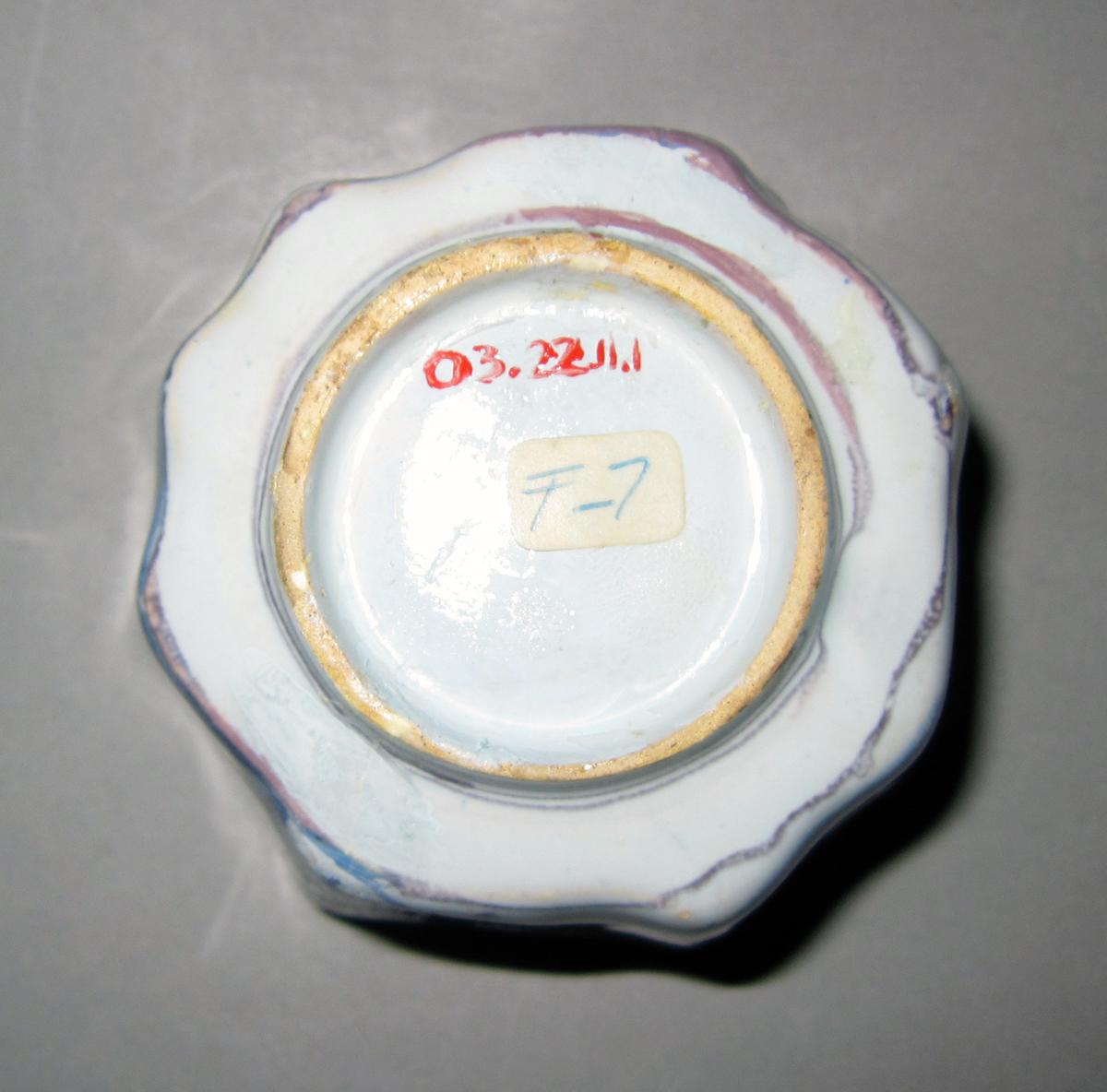 2003.0022.011.001 Delft teabowl underside