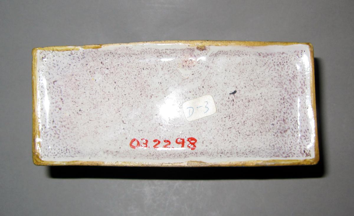 2003.0022.098 Delft flower container or flower brick underside