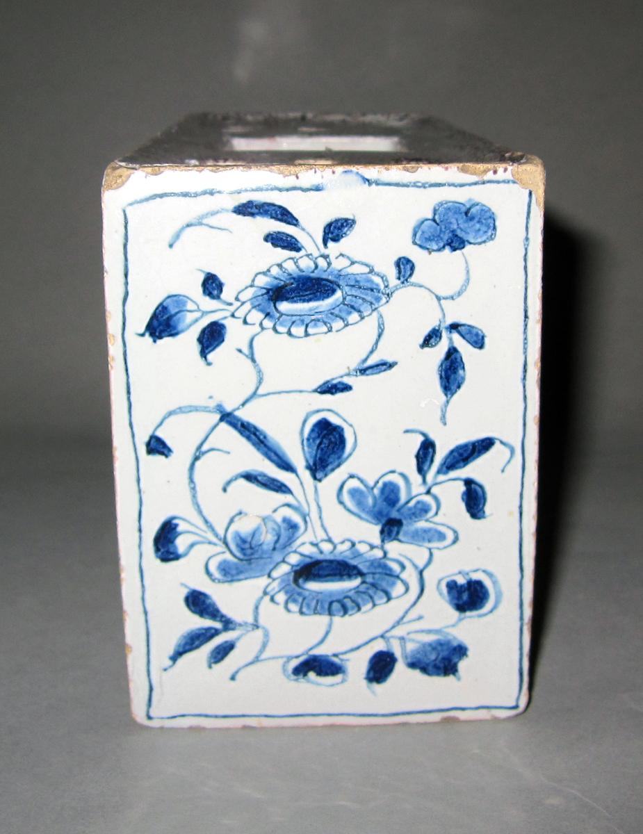 2003.0022.100 Delft flower container or flower brick side