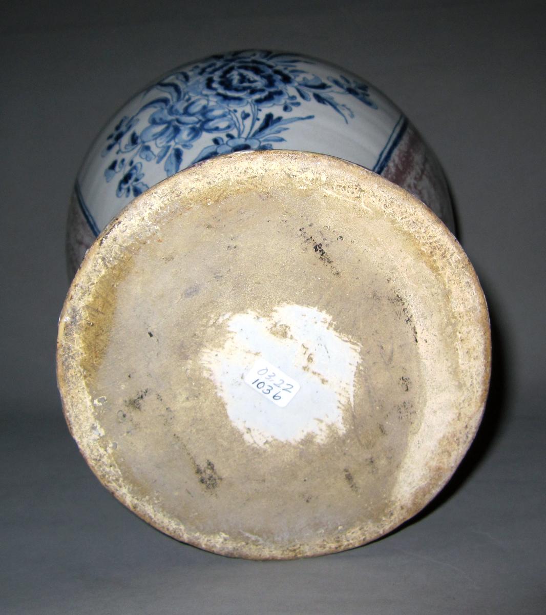2003.0022.103 A Delft flower container or vase underside