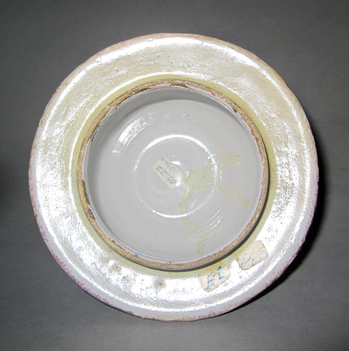 2003.0022.103 B Delft flower container or vase cover underside