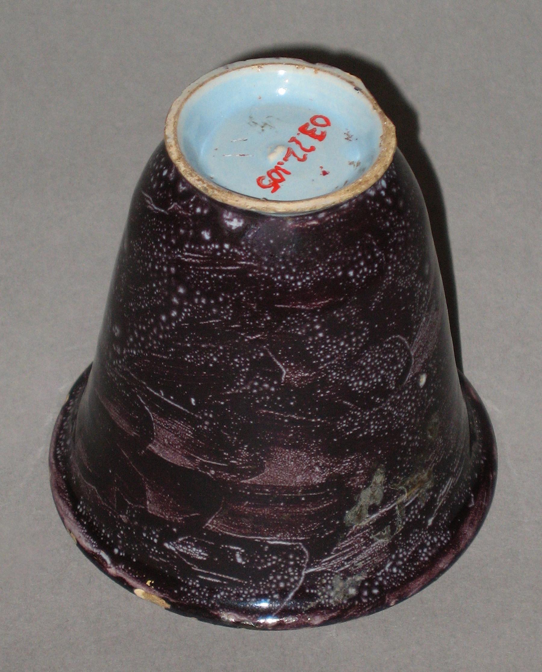 2003.0022.105 Delft beaker (bottom)