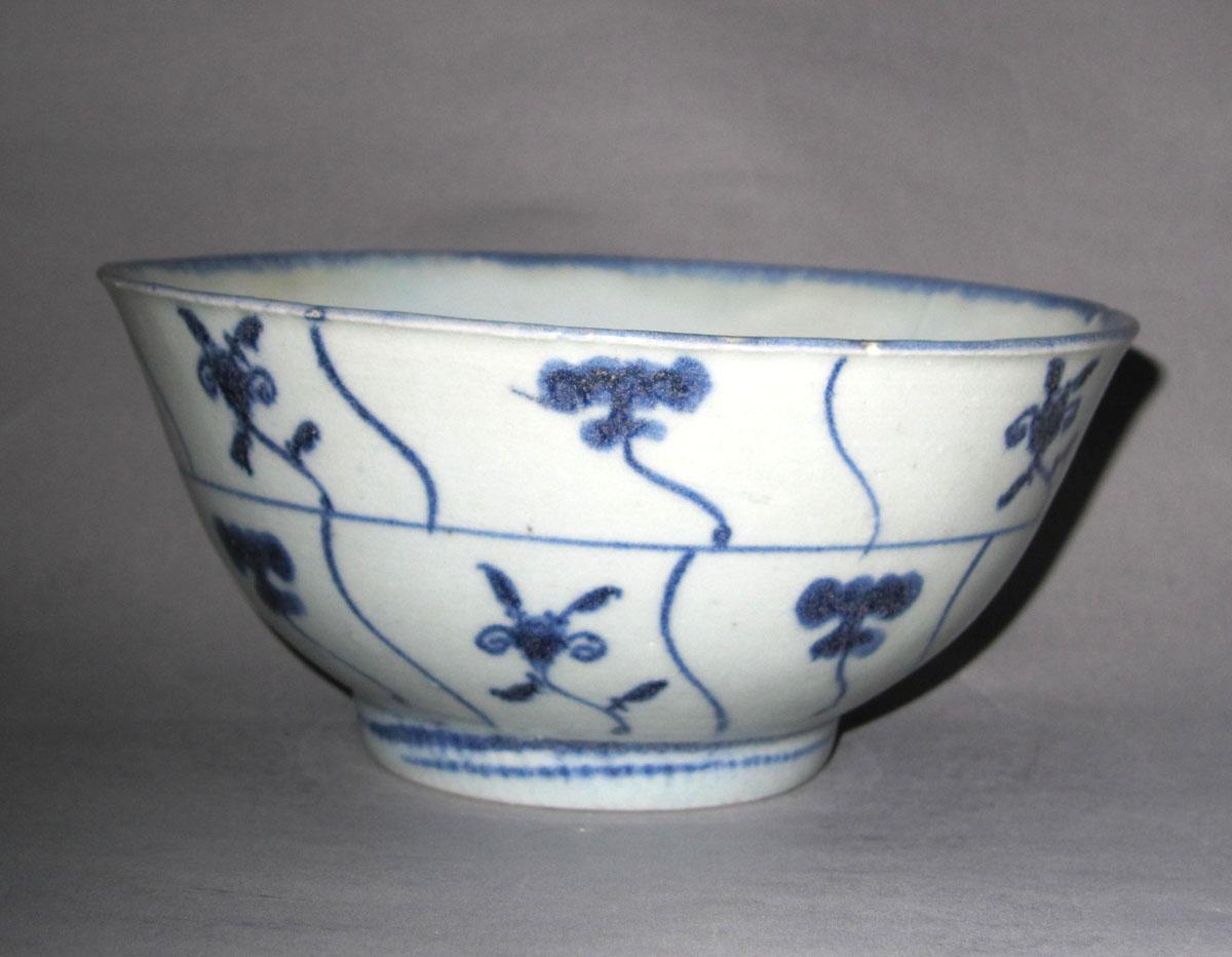 2003.0038.003.003 Porcelain bowl