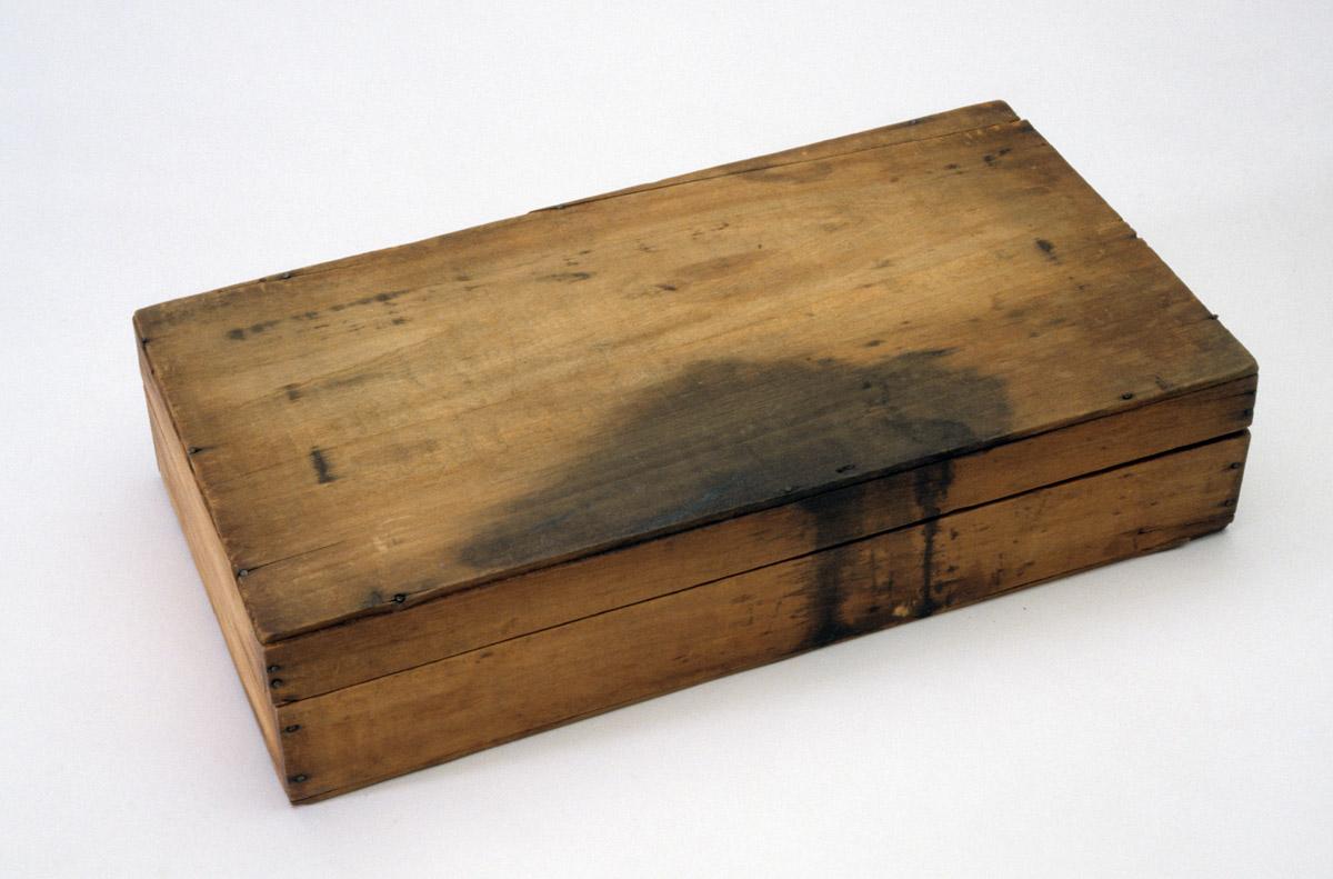 2003.0039.001 Watercolor box (view 1)