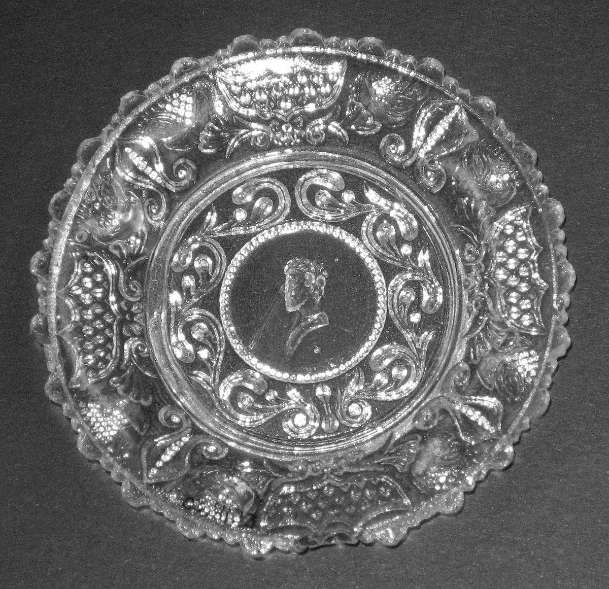 2003.0041.013 Glass cup plate