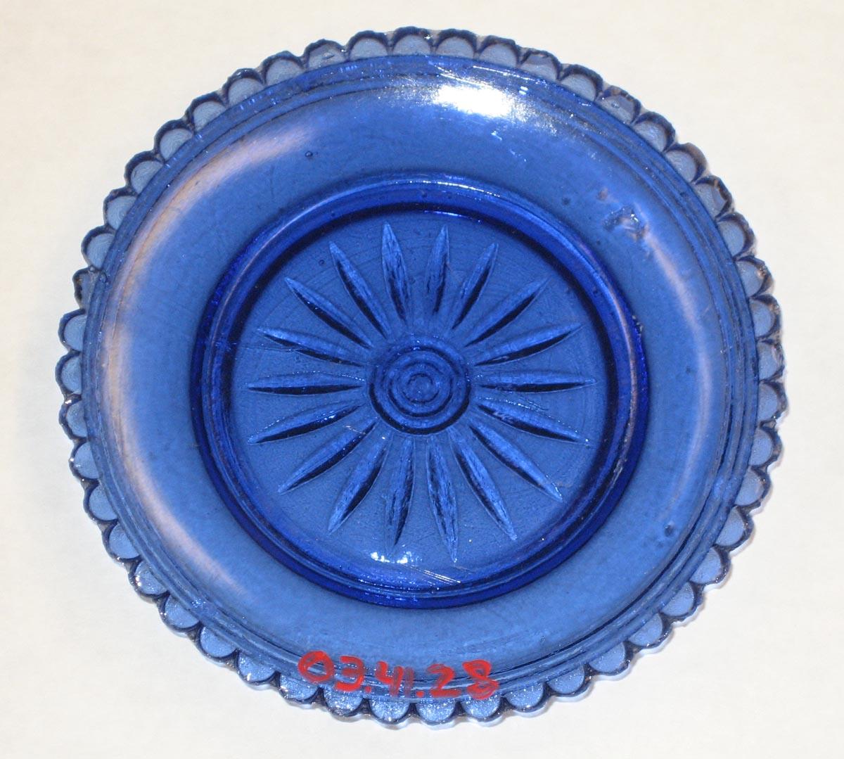 2003.0041.028 Blue glass cup plate