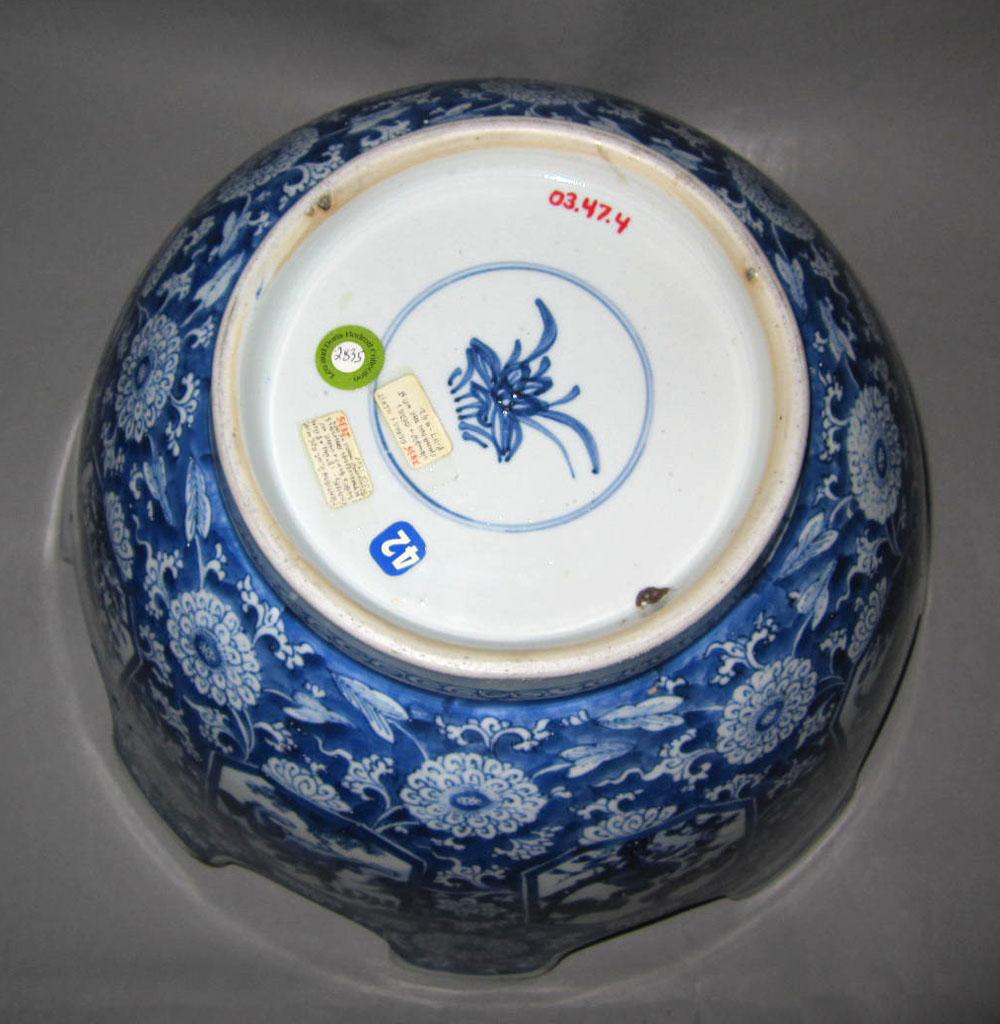 2003.0047.004 Porcelain monteith underside