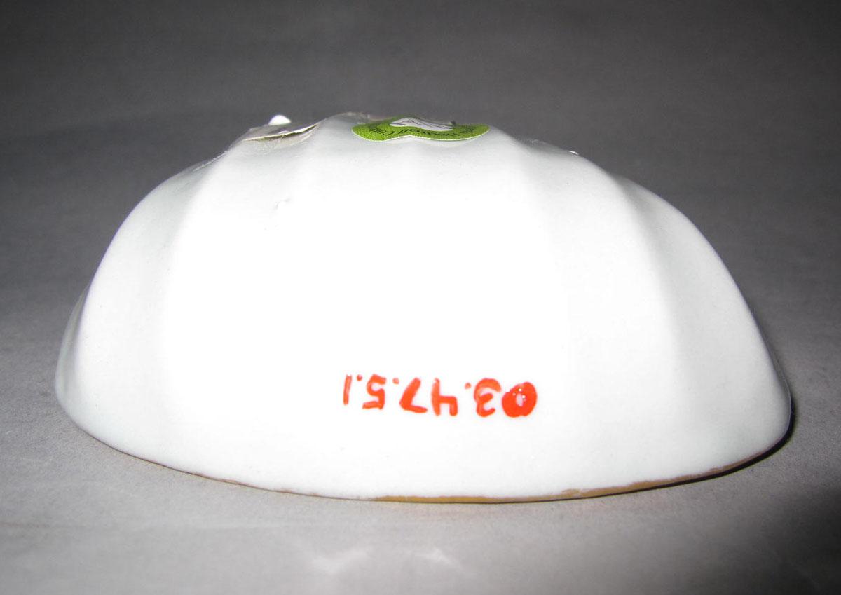 2003.0047.005.001 Porcelain dish side