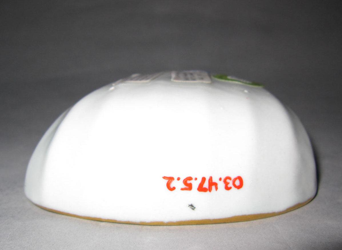 2003.0047.005.002 Porcelain dish side