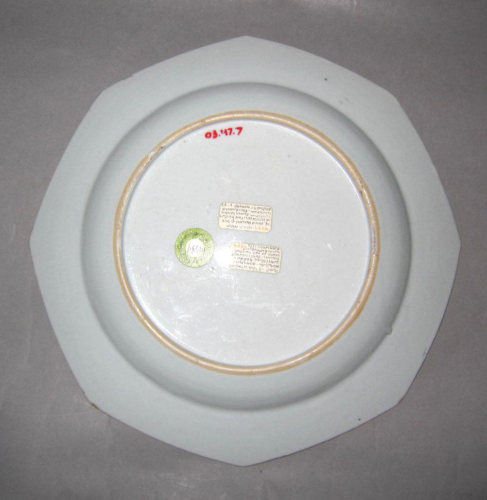2003.0047.007 Porcelain plate underside