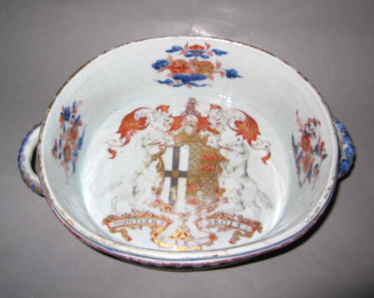 2003.0047.009 Porcelain basin top