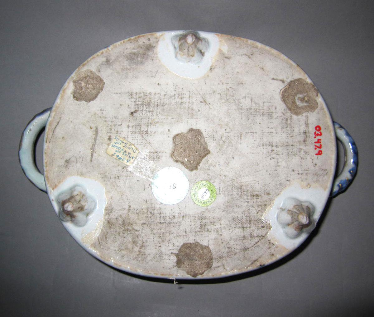 2003.0047.009 Porcelain basin underside