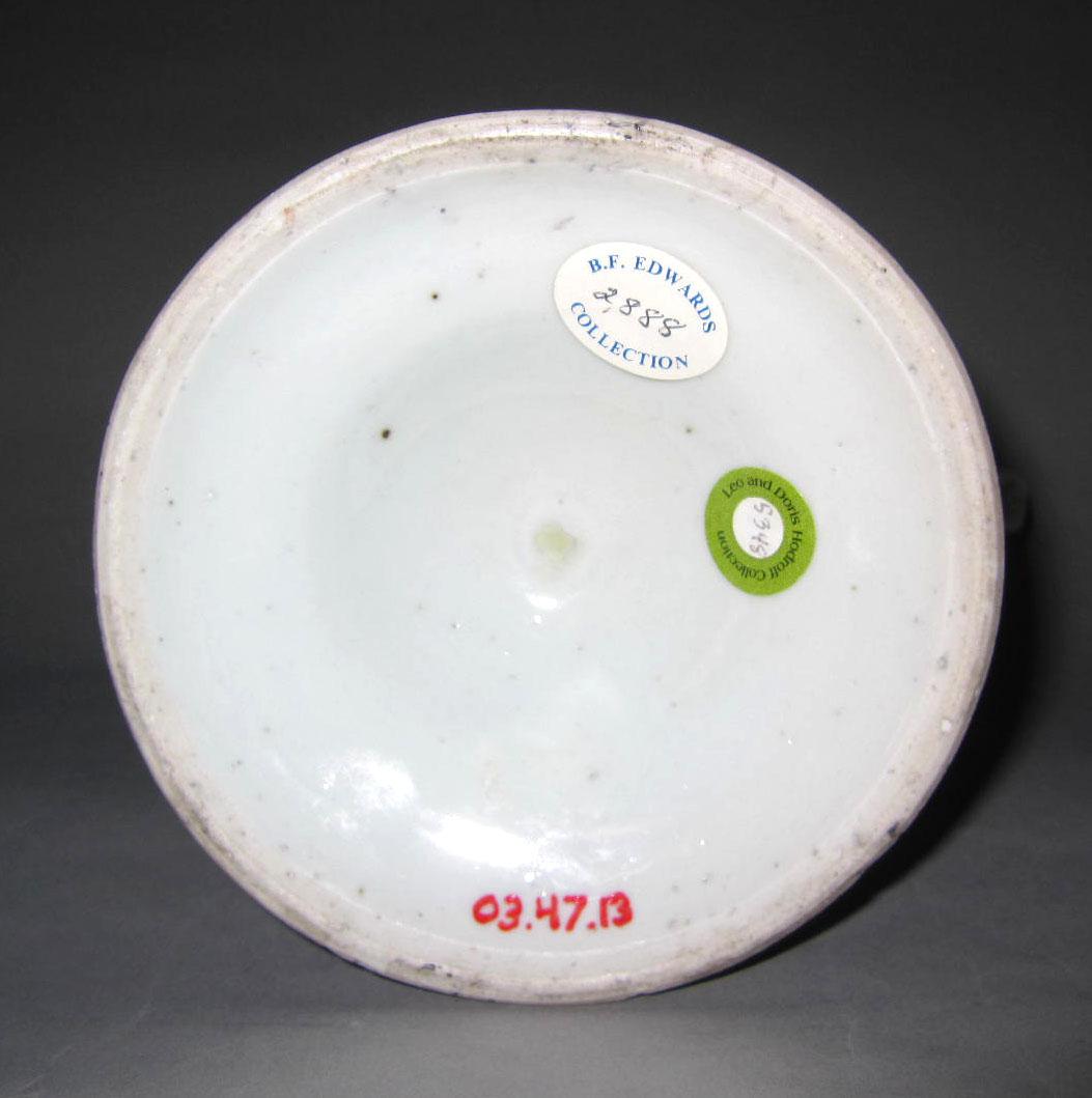 2003.0047.013 Porcelain ewer underside