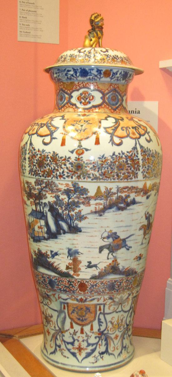2003.0047.015.001 A,B Porcelain flower container
