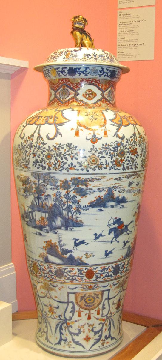 2003.0047.015.002 A,B Porcelain flower container