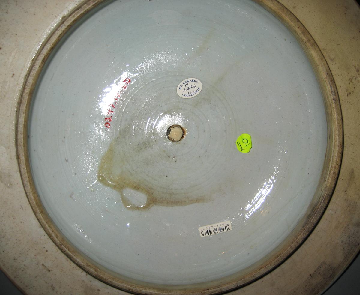 2003.0047.015.002 B Porcelain vase lid underside