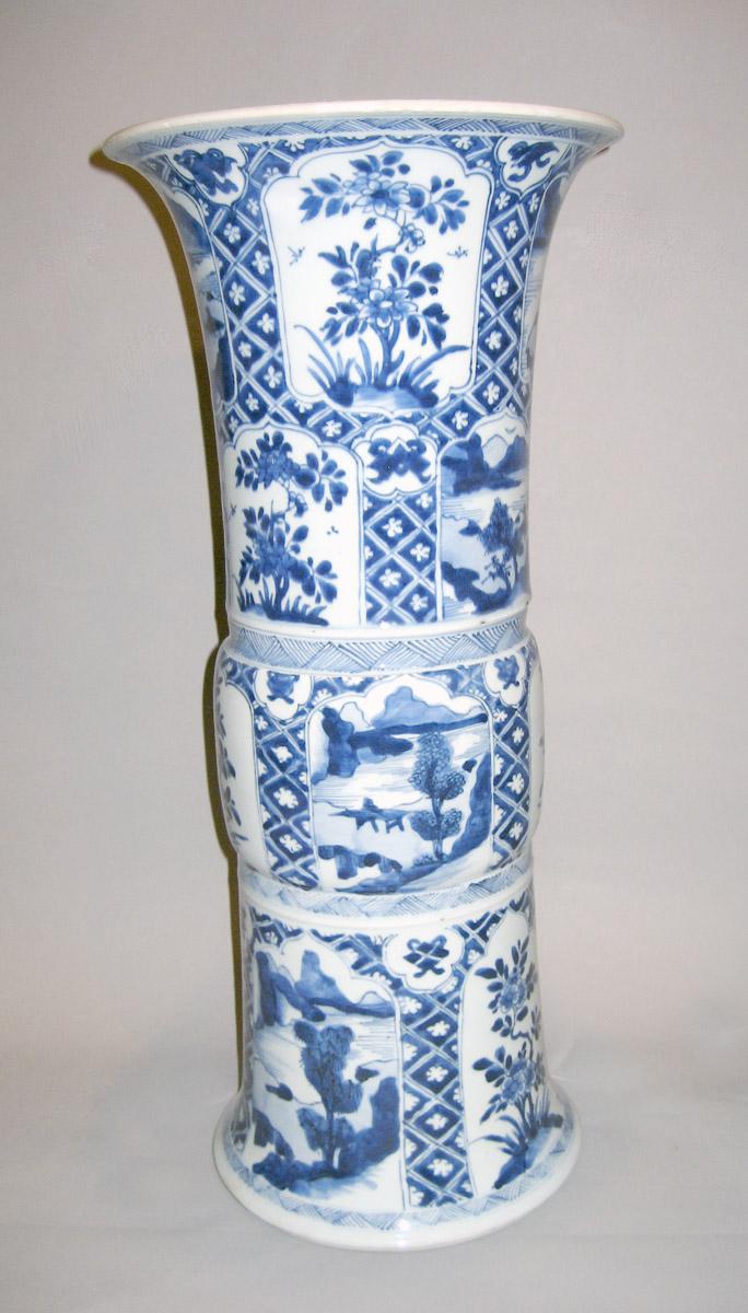 2003.0047.016.002 Porcelain flower container