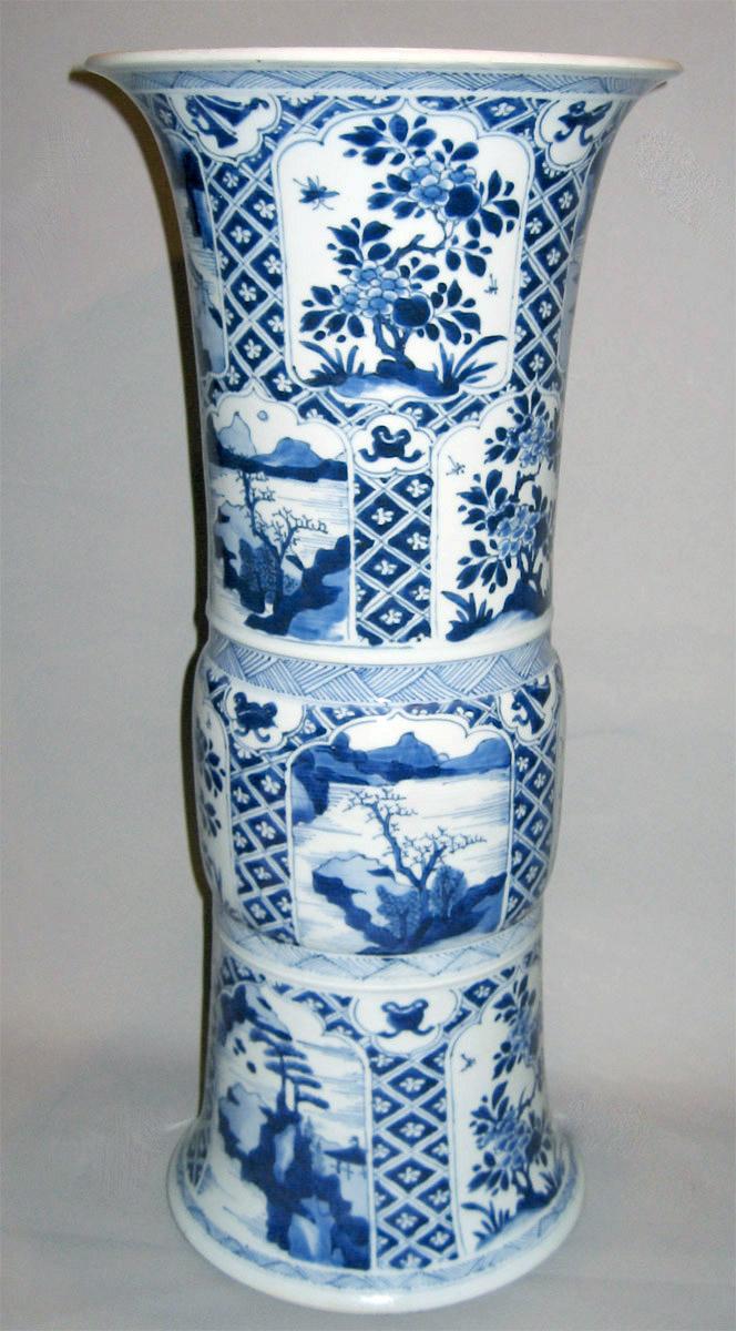 2003.0047.016.004 Porcelain flower container
