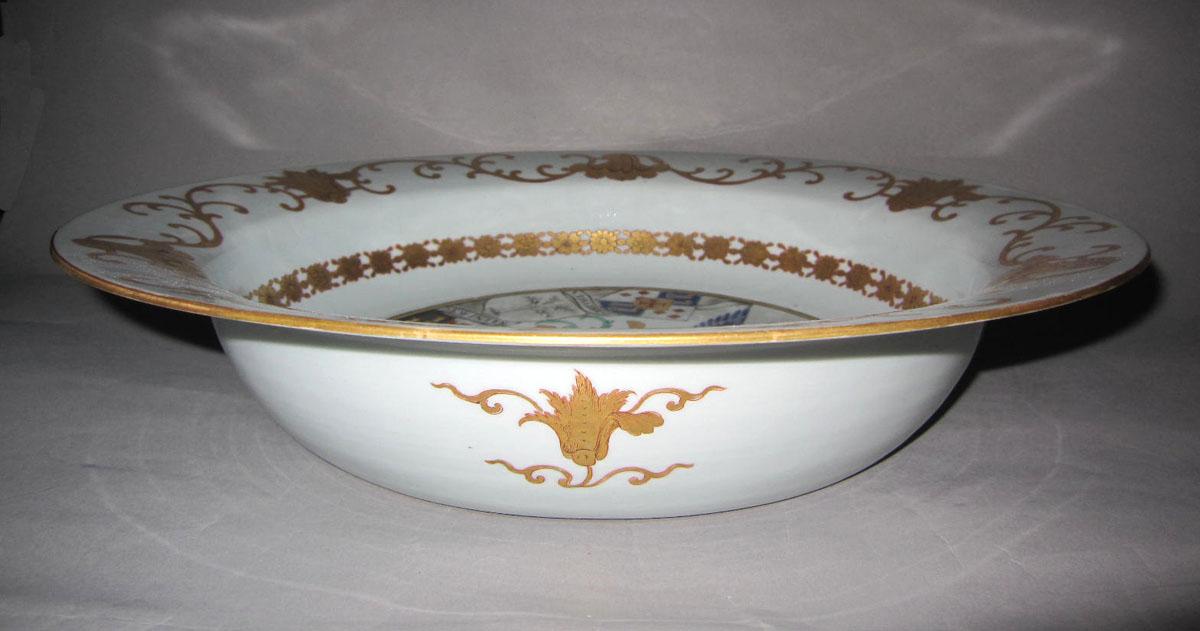 2003.0047.017 Porcelain basin side