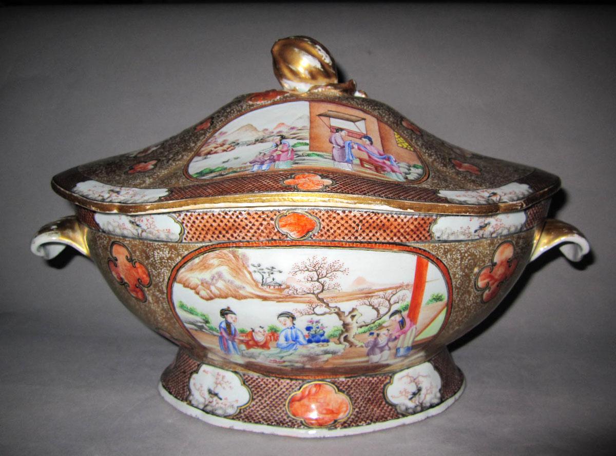 2003.0047.018 A, B Porcelain tureen