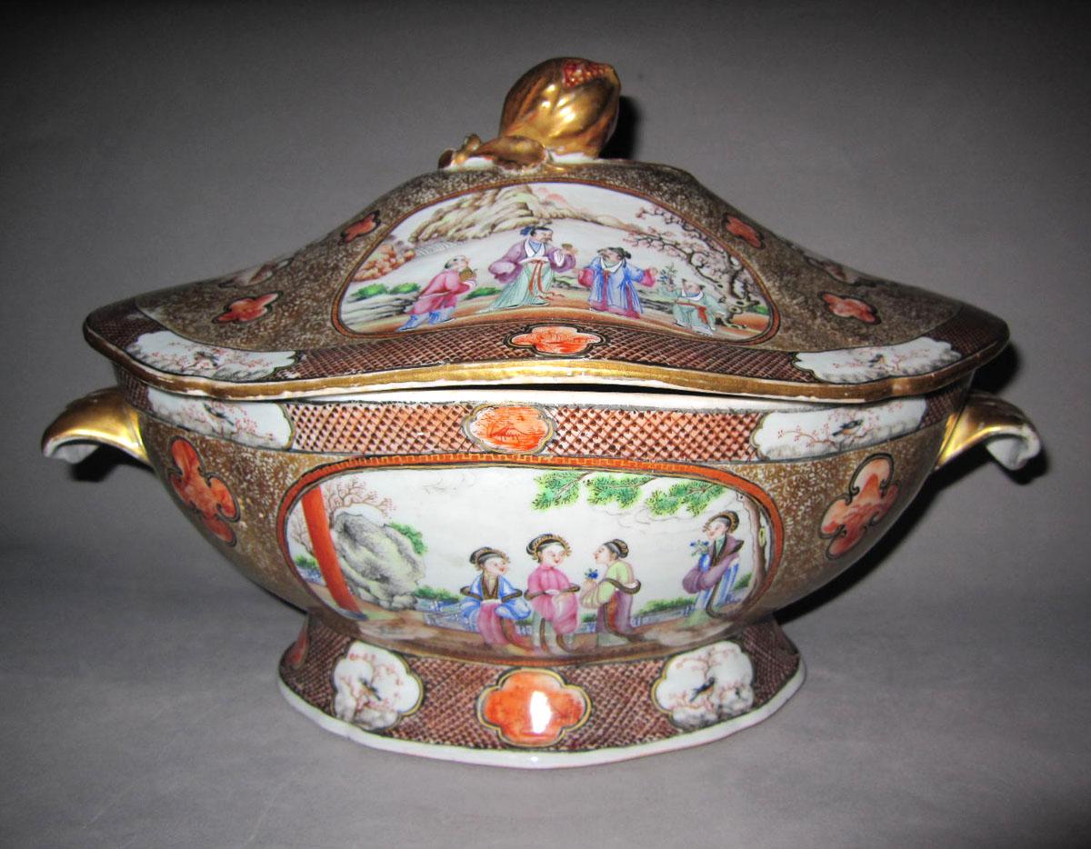 2003.0047.018 A, B Porcelain tureen face two