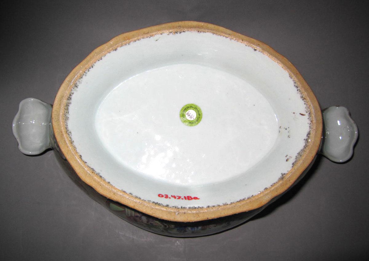 2003.0047.018 A, B Porcelain tureen underside
