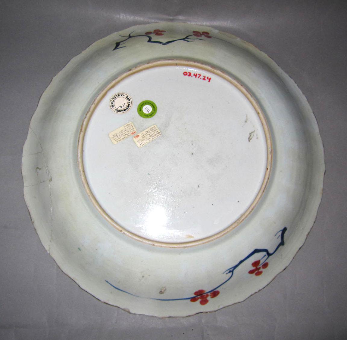 2003.0047.024 Porcelain charger underside
