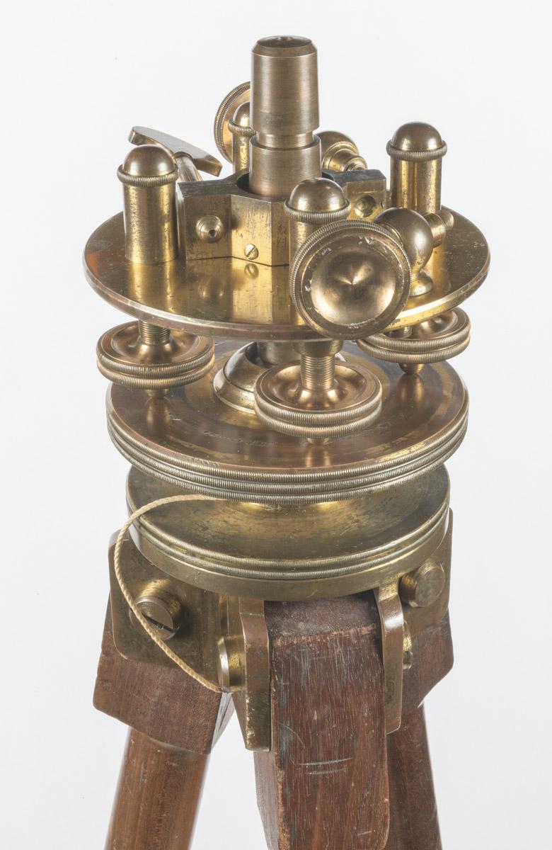 2003.0058 Tripod (detail 1)