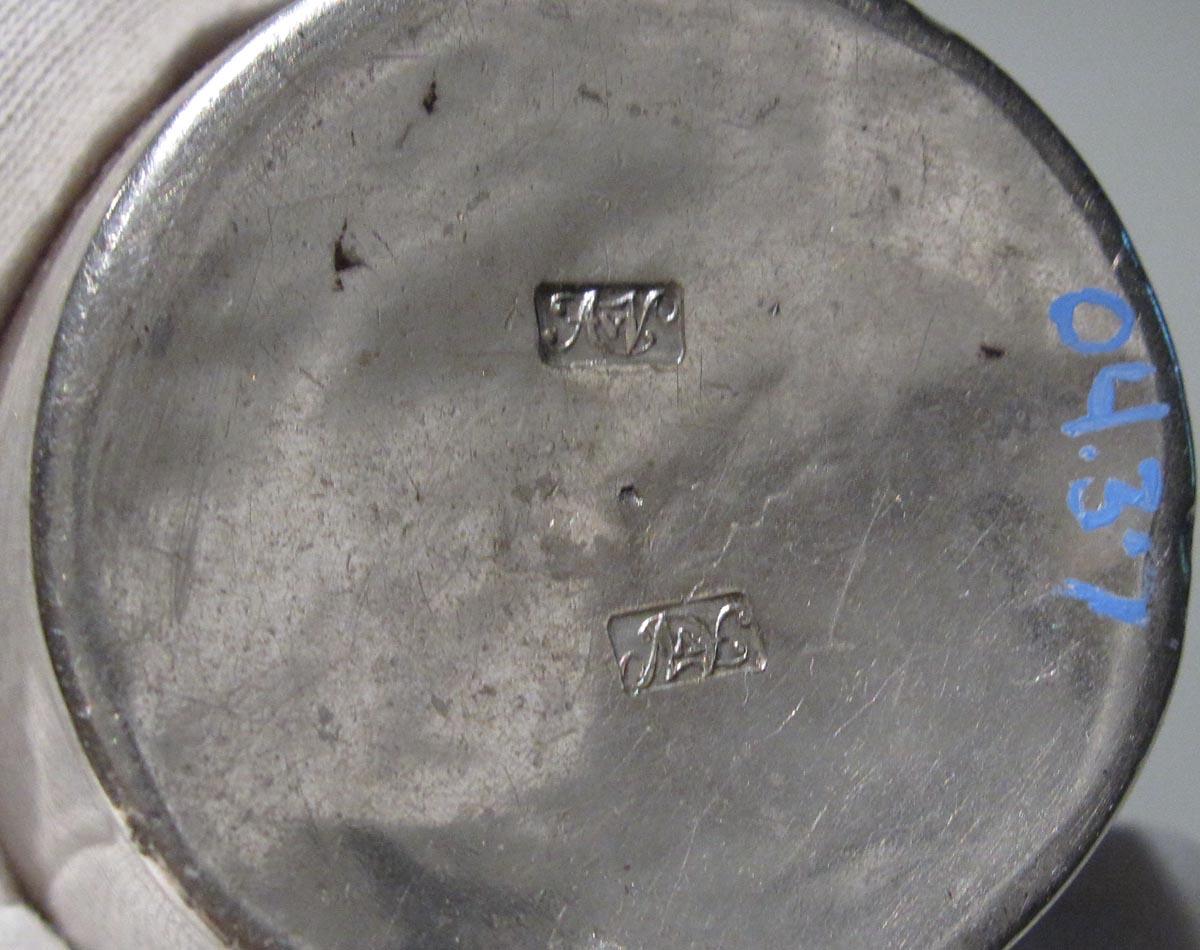 2004.0037 beaker underside marks