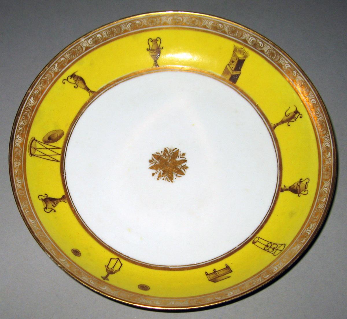 2004.0042.001 Porcelain Dish