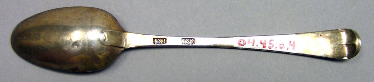 2004.0045.006.004 Silver Spoon underside