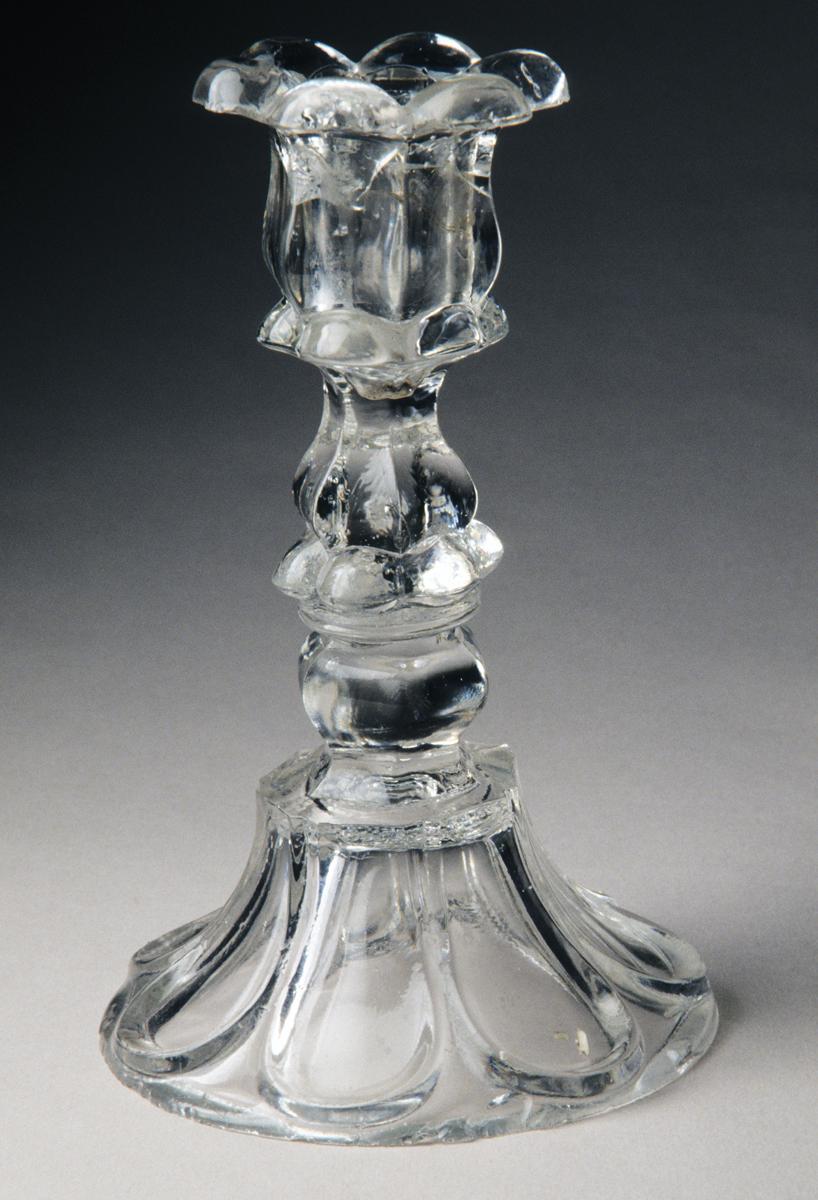 2004.0047.002 Glass candlestick