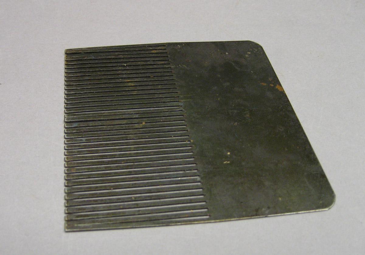 2004.0050 J Graining comb