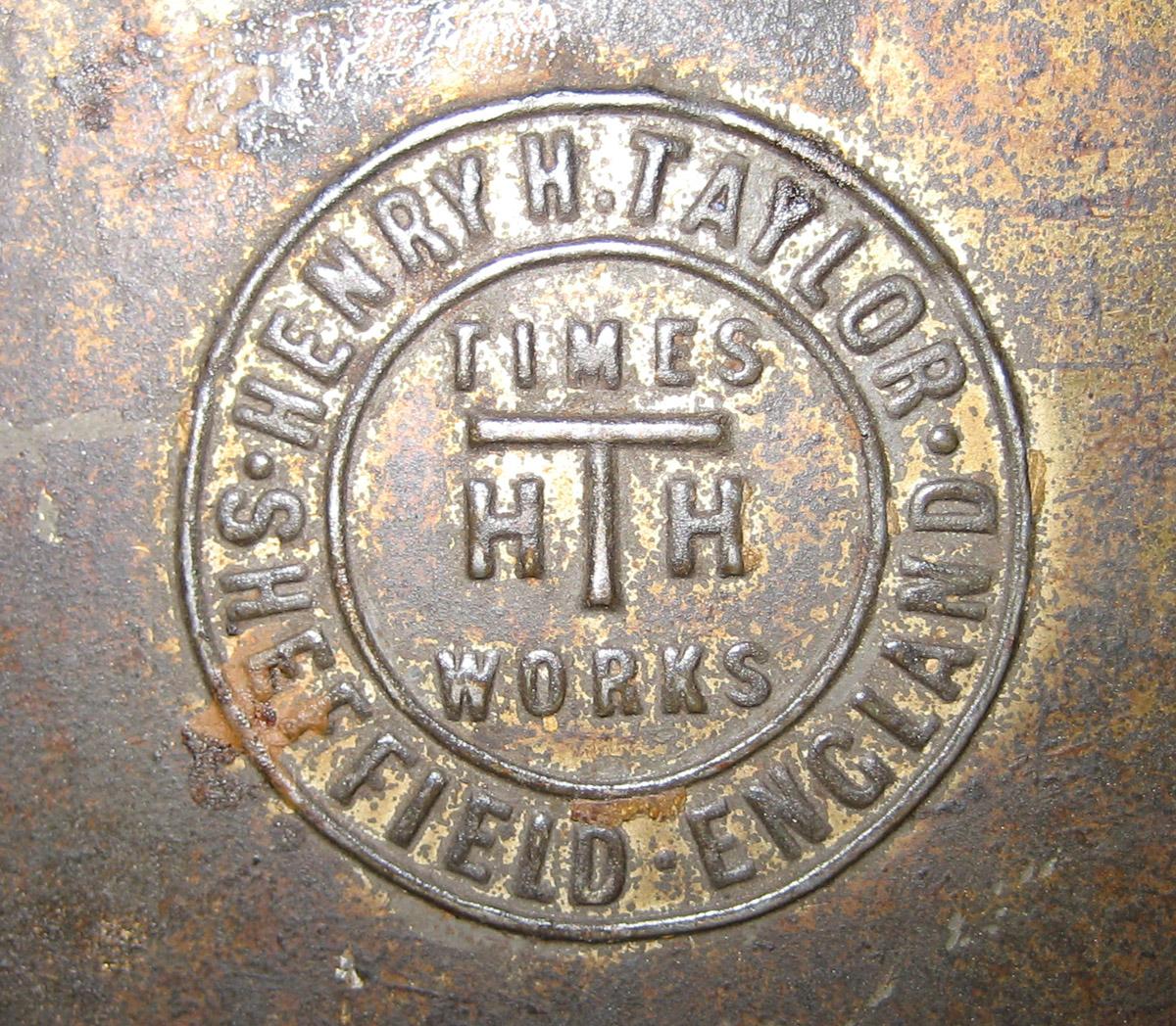 2004.0050 A Box with graining combs (mark)
