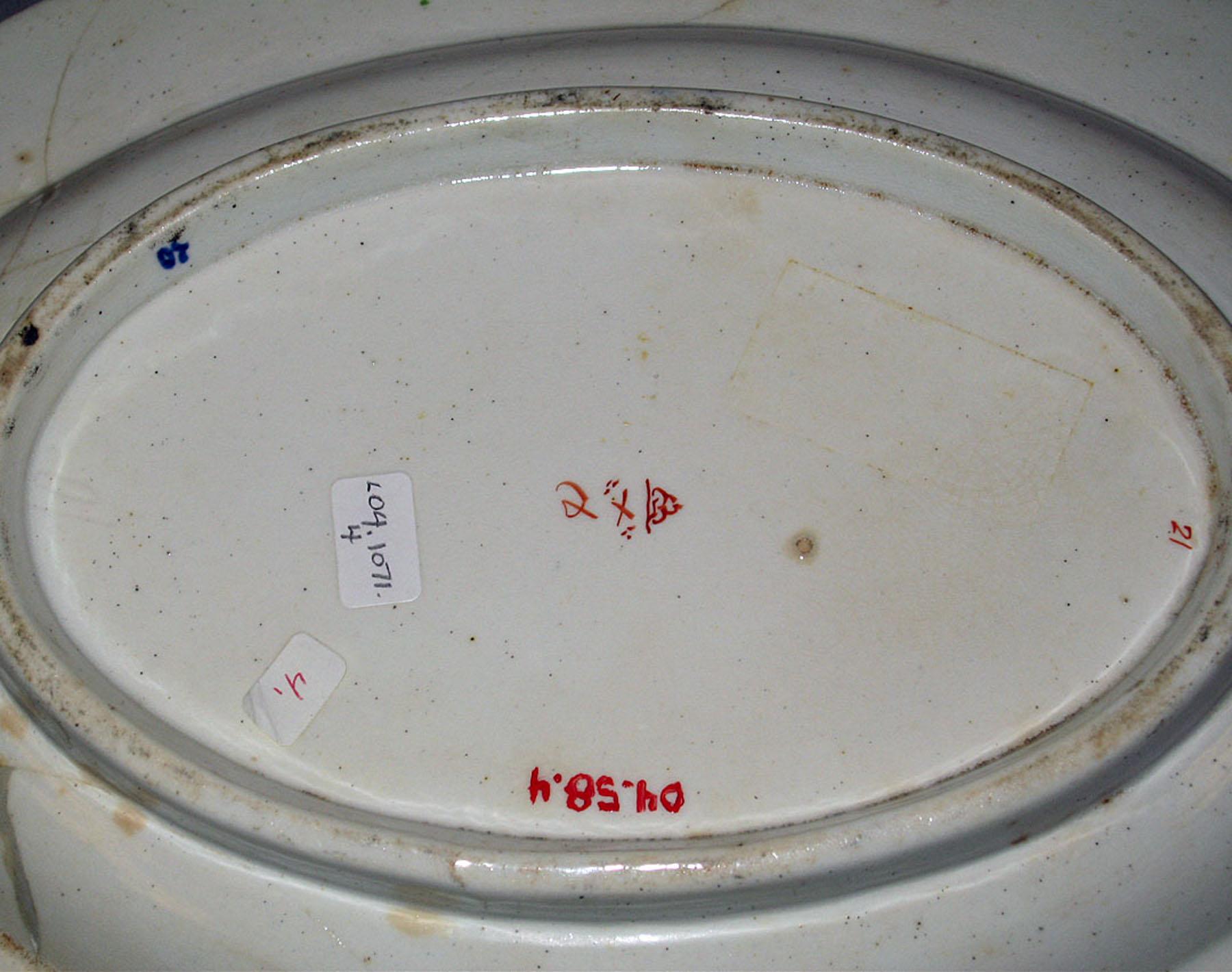 2004.0058.004 Bone china stand (mark)