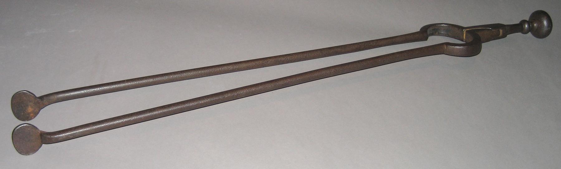 1958.1053 Fireplace tongs
