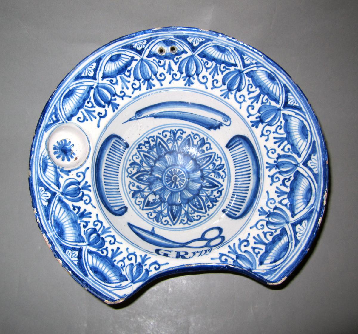 1958.1056 Delft apothecary bowl top