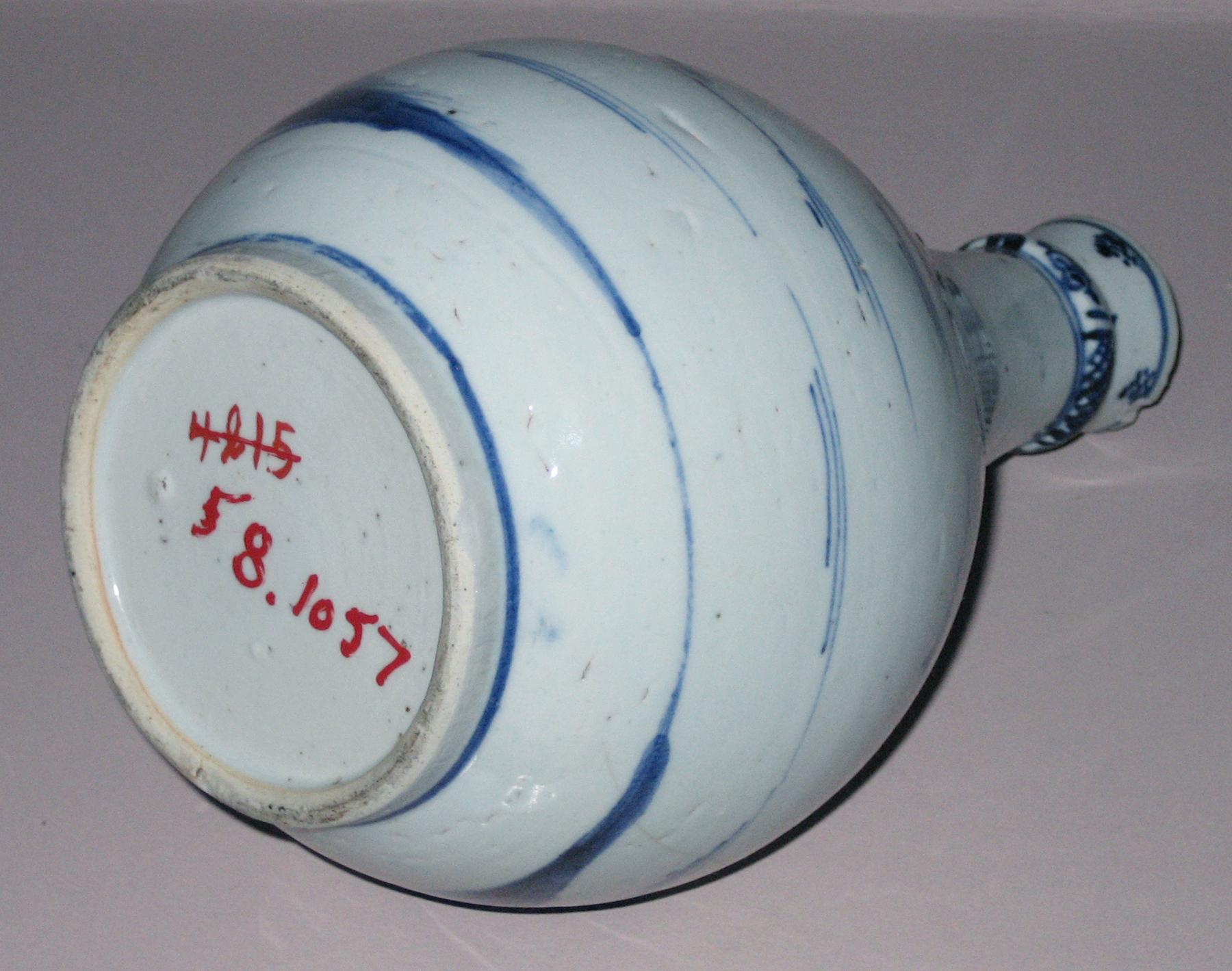 1958.1057 Porcelain bottle (bottom)