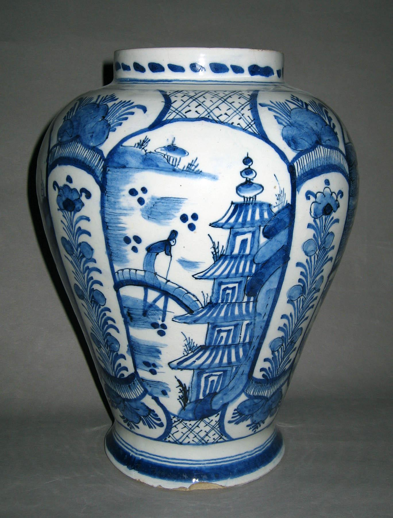 1958.1058 Delft garniture vase