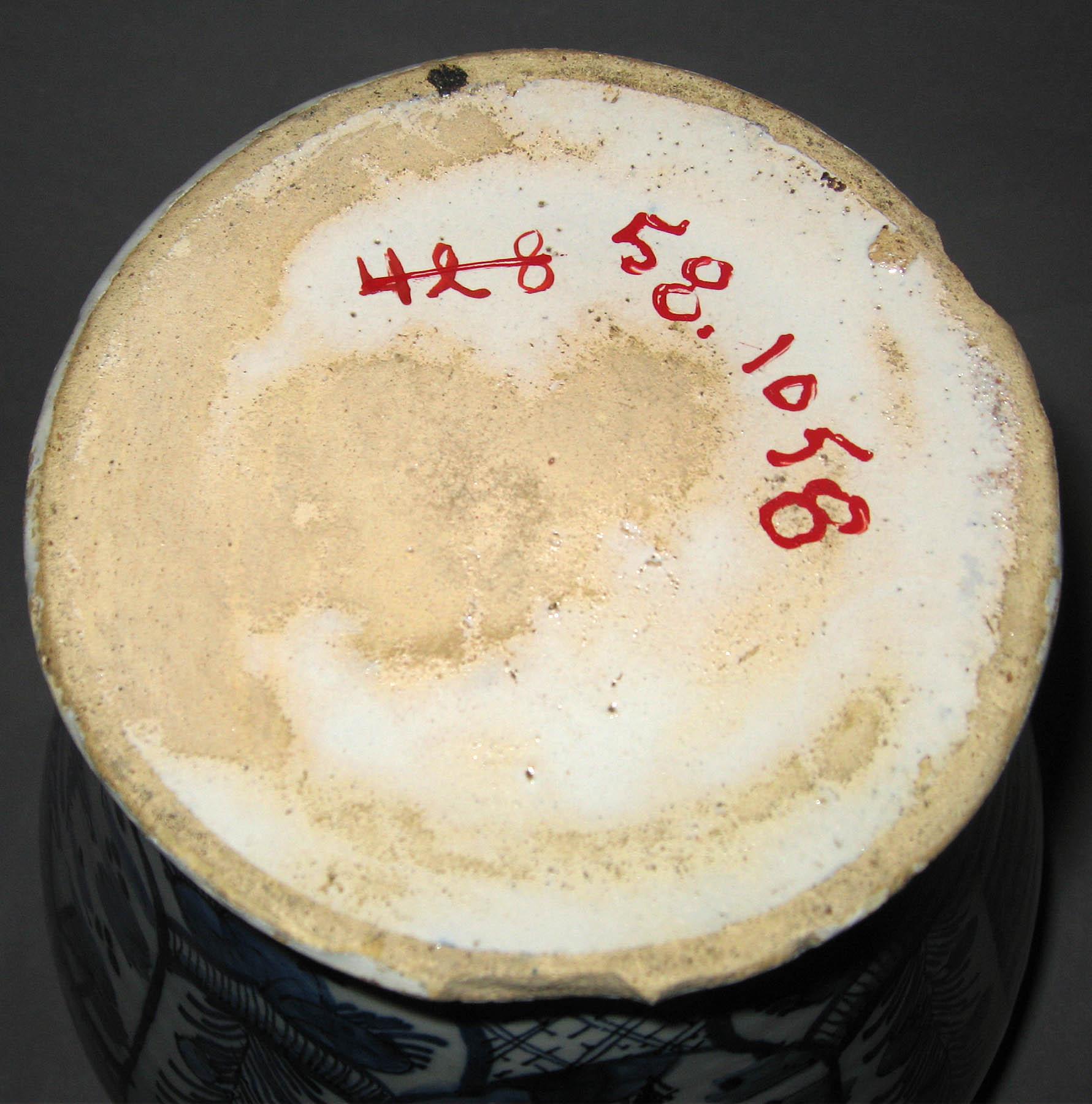 1958.1058 Delft garniture vase (underside)