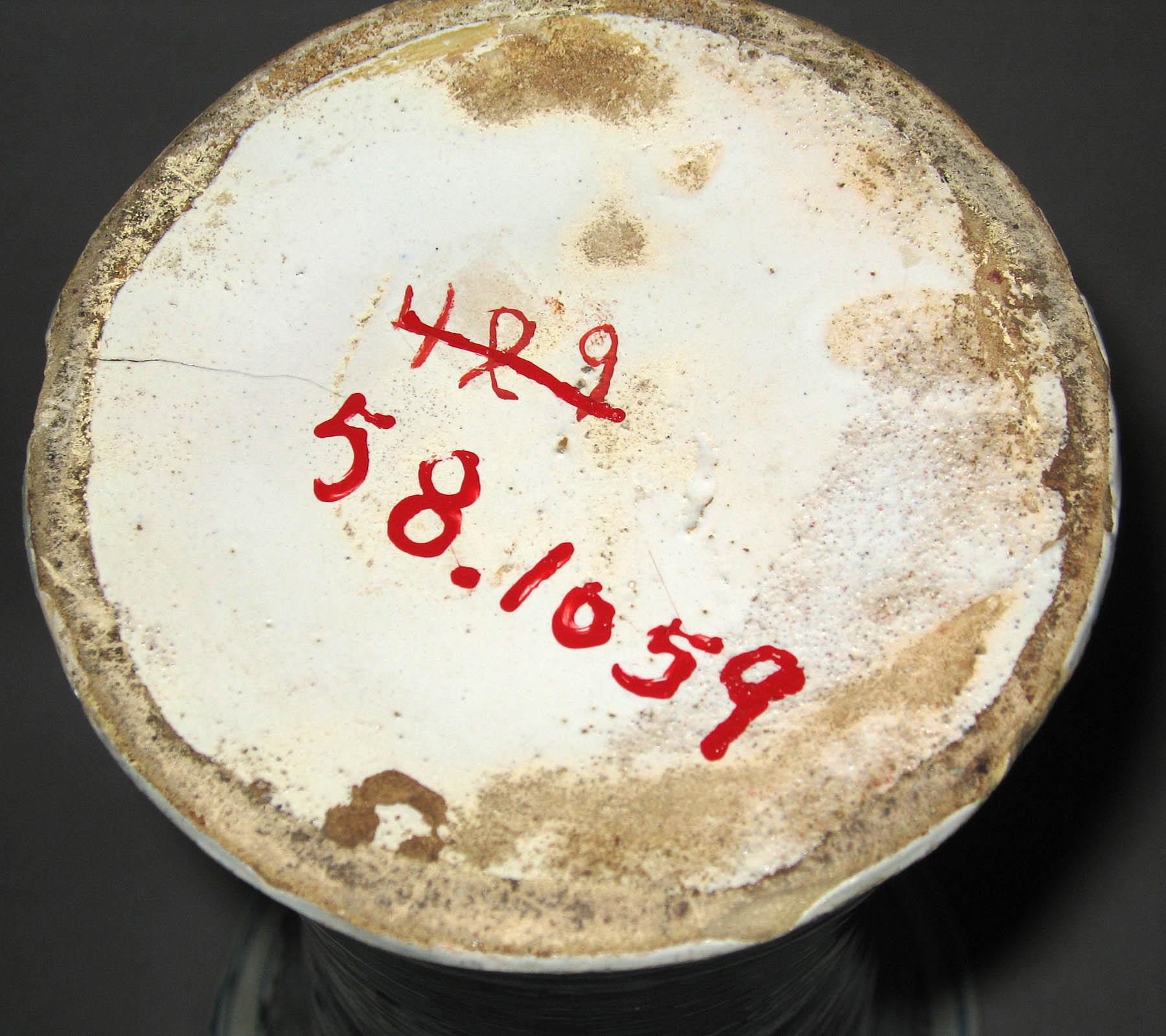 1958.1059 Delftware vase (underside)