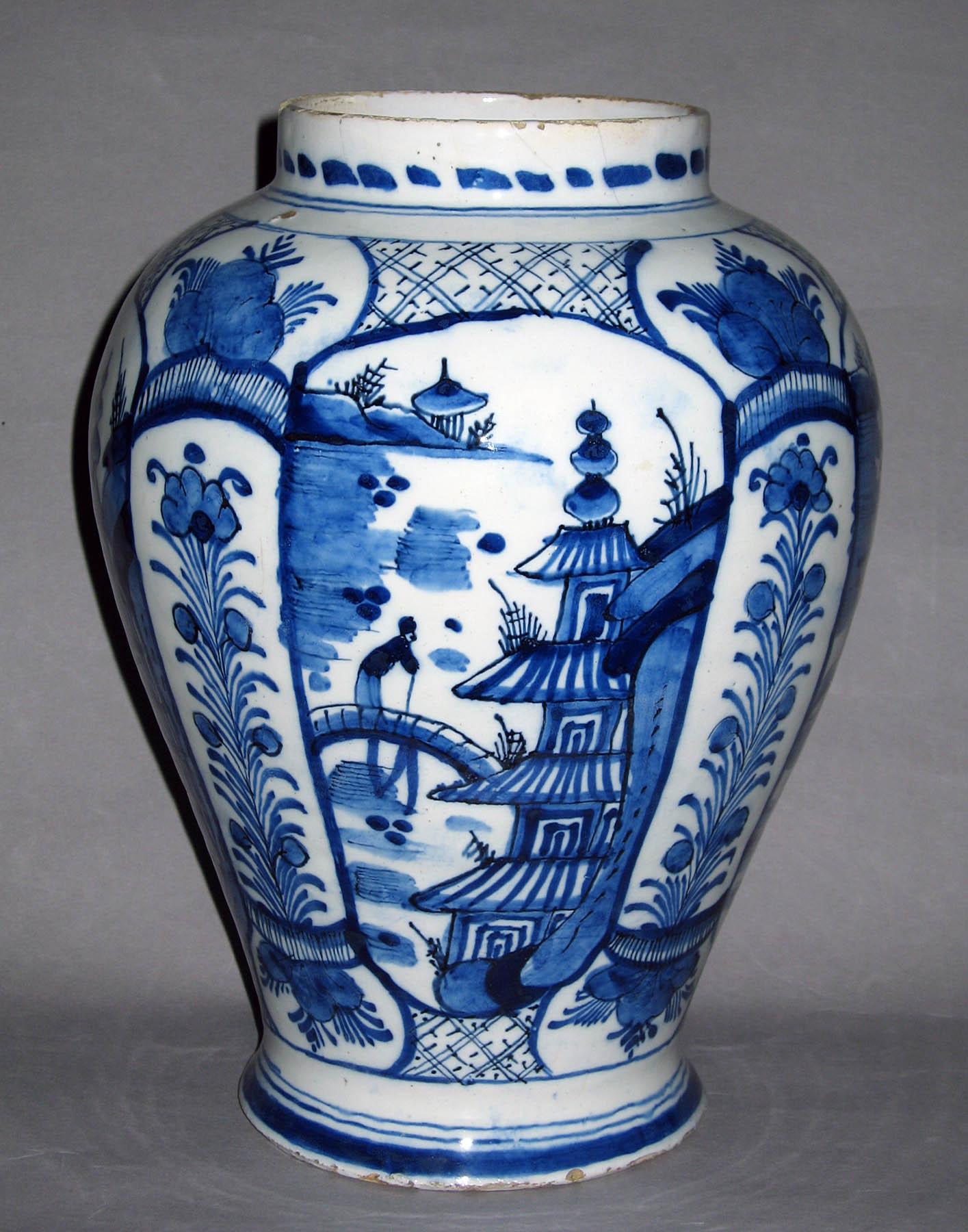 1958.1062 Delft garniture vase