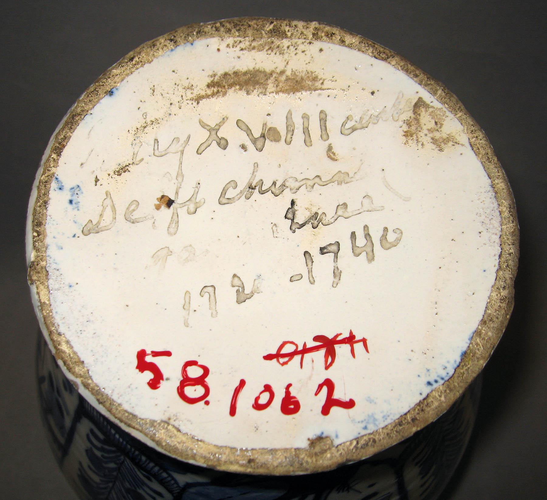 1958.1062 Delft garniture vase (underside)