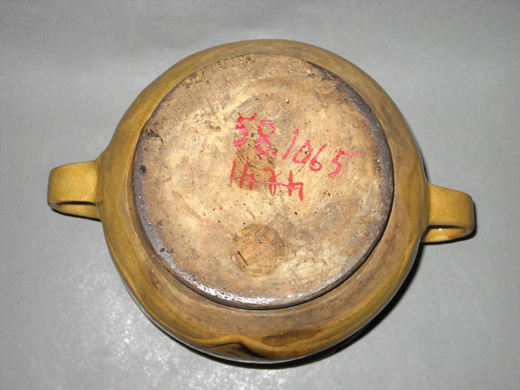 1958.1065 Cup underside