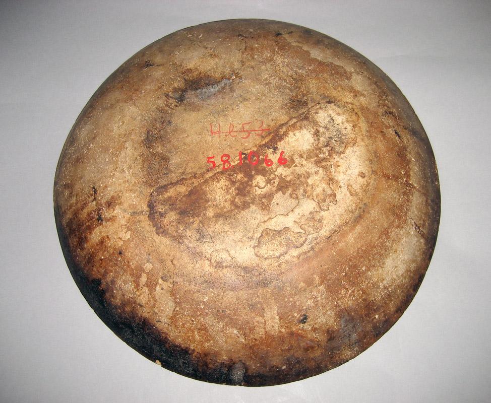 1958.1066 Dish underside