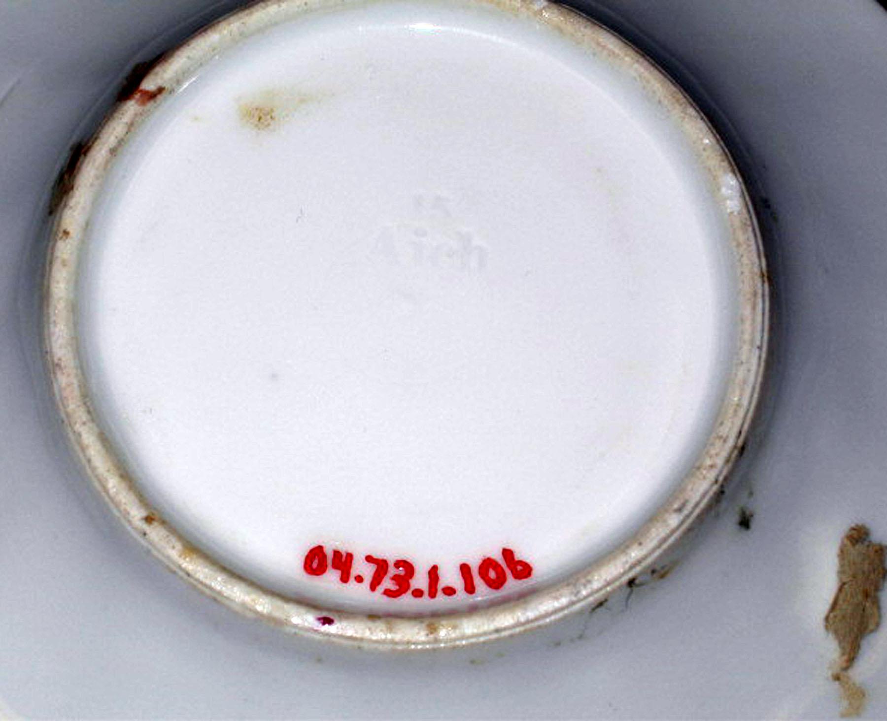 2004.0073.001.010 B Aich porcelain saucer (underside)
